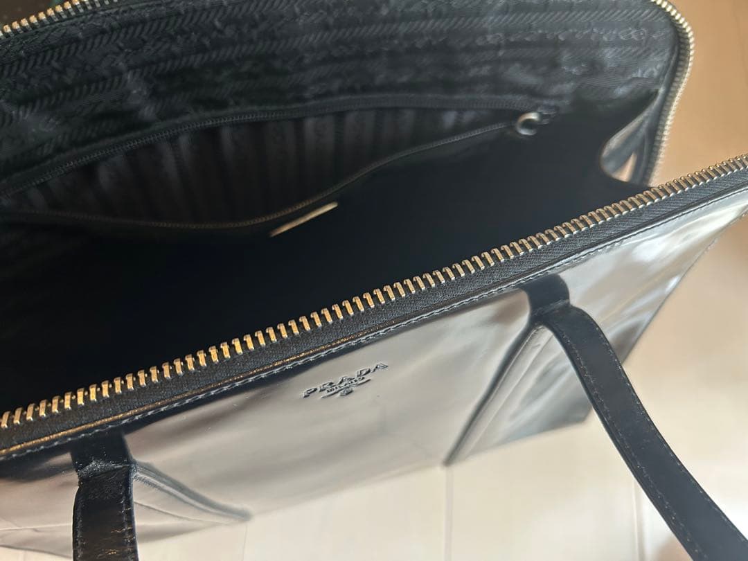 PRADA プラダ パテントレザー トートバッグ ハンドバッグ ロゴ型押し 黒