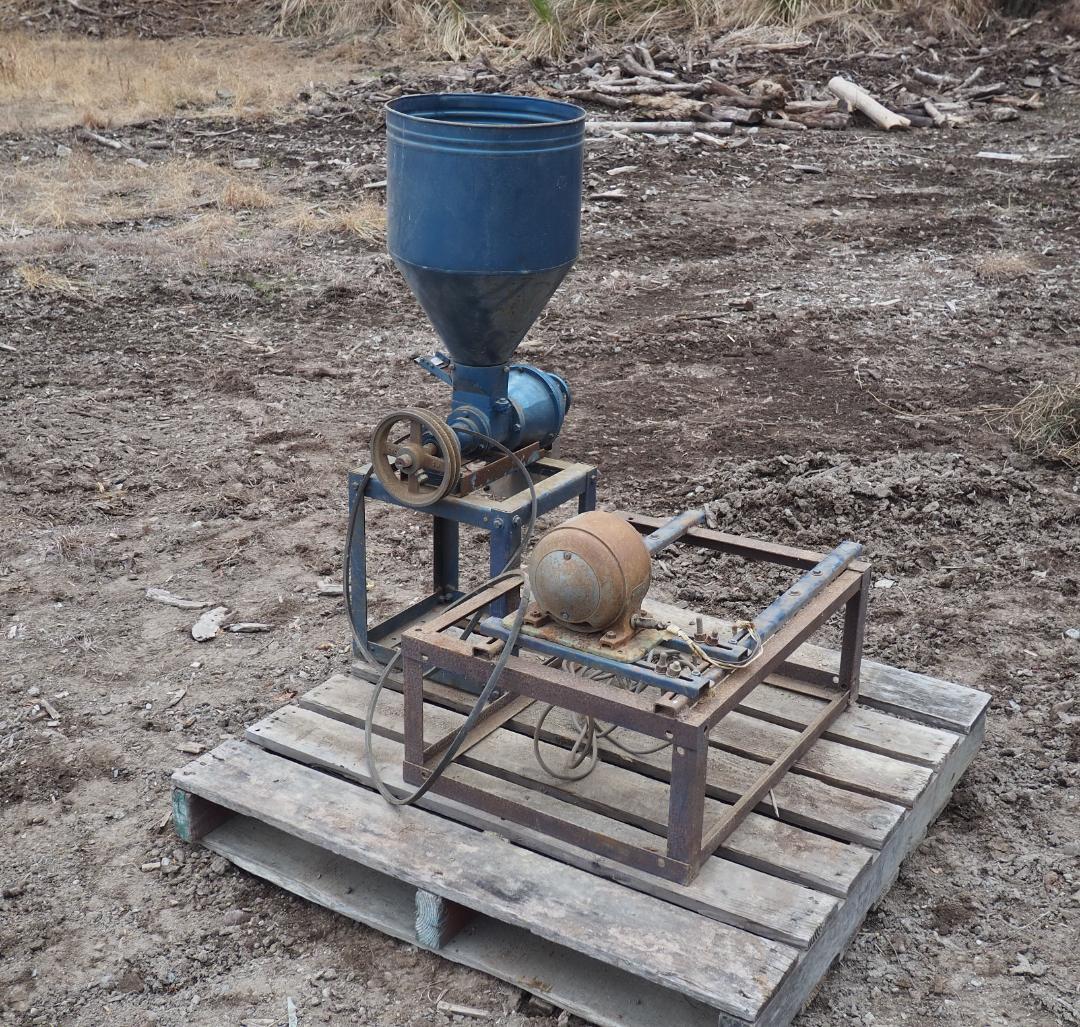 台座付き　製粉機　非食品にお使い下さい　20年もの