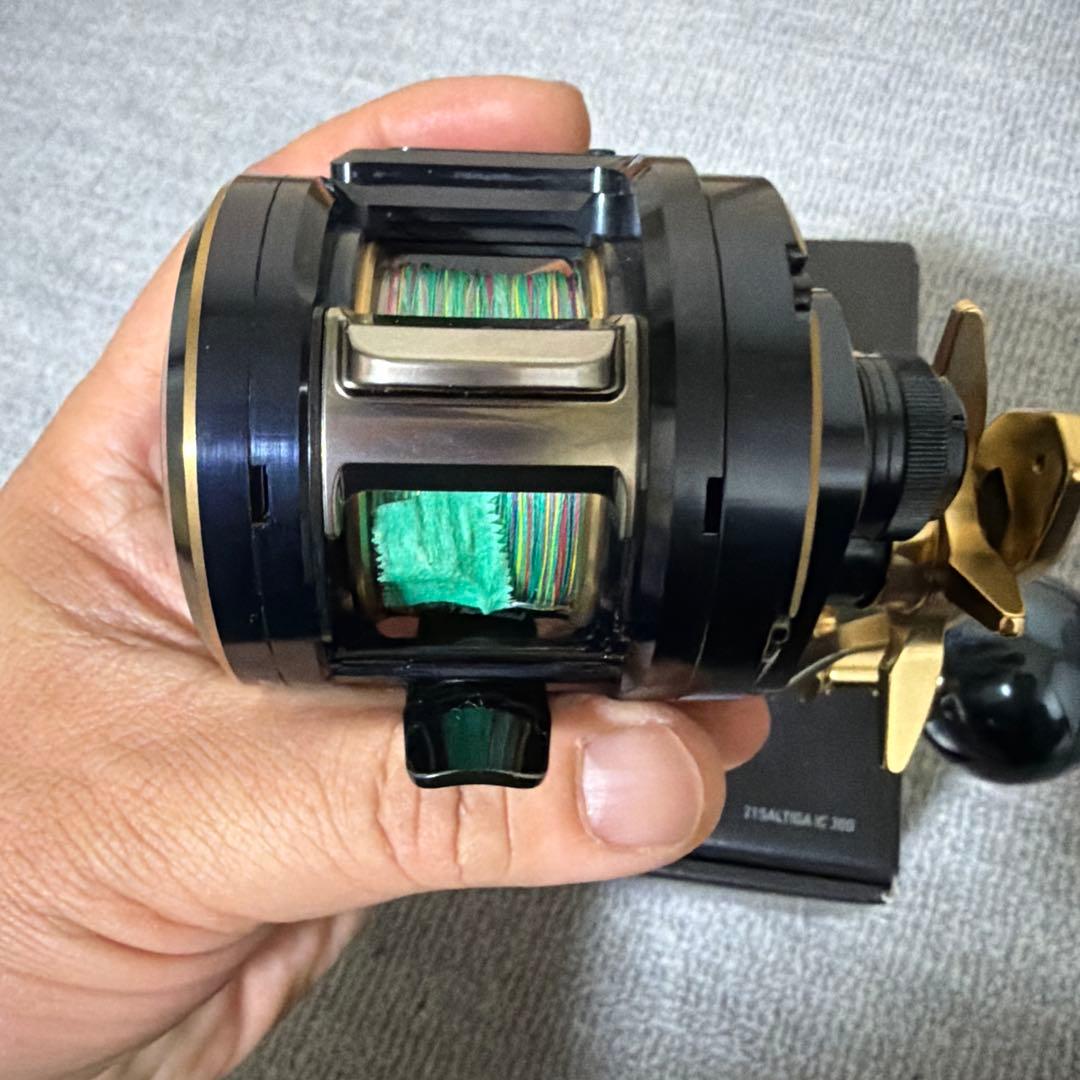 （値段交渉可）中古美品　ダイワの21ソルティガIC300