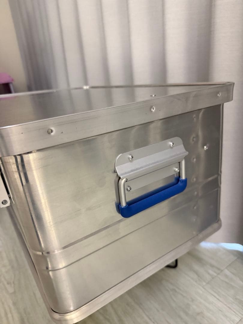 【黒スタンド付　中仕分け】アルテックアルミコンテナ 48L ユニバーサルスタンド