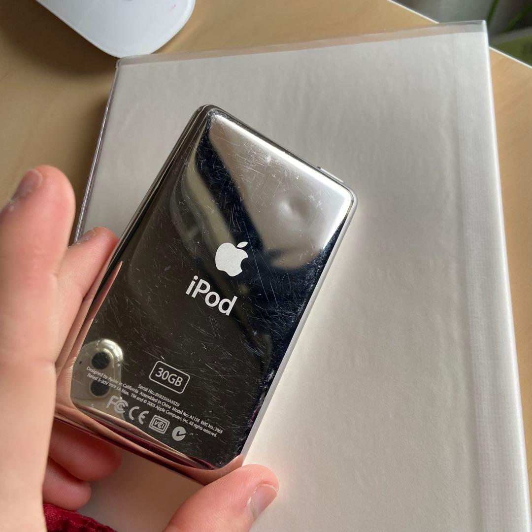 iPod classic 第5世代 30GB ホワイト 充電ケーブル付き