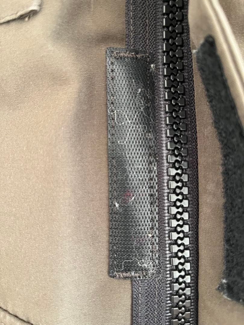   カムループス ダウンジャケット　フード付き