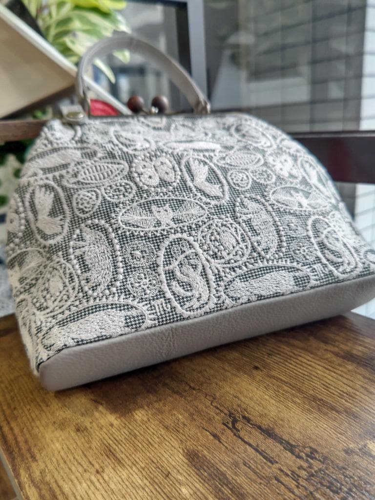 【 pakuyume様】ミナペルホネン/ジャングルレリーフ　ベージュ/牛革グ木玉