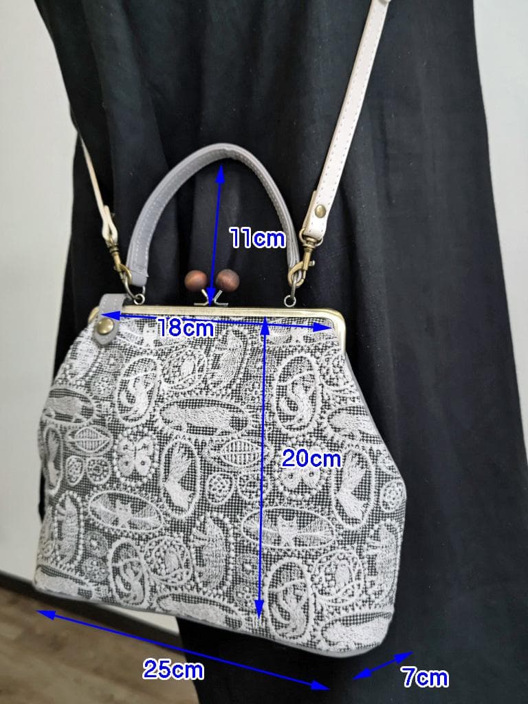 【 pakuyume様】ミナペルホネン/ジャングルレリーフ　ベージュ/牛革グ木玉