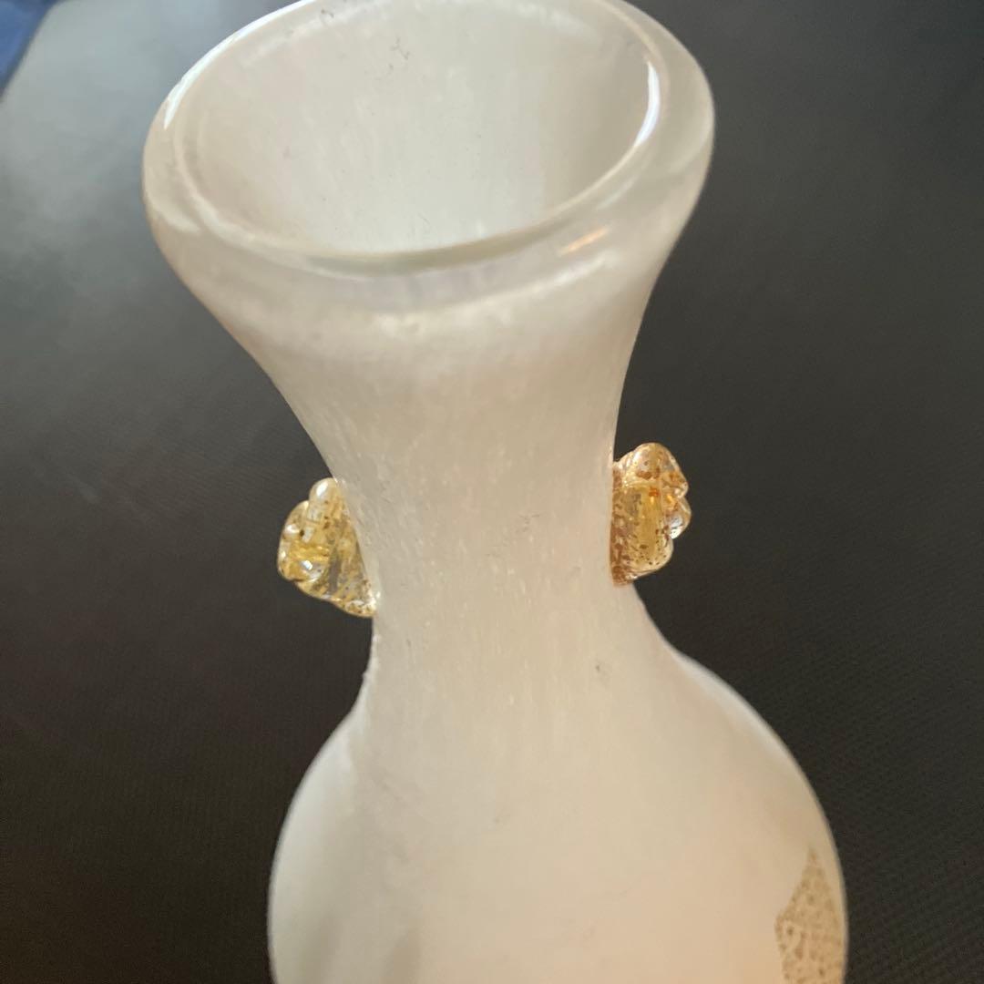 岩田糸子作　白妙 女流ガラス作家の先駆け 装飾的な金色模様のホワイト花瓶