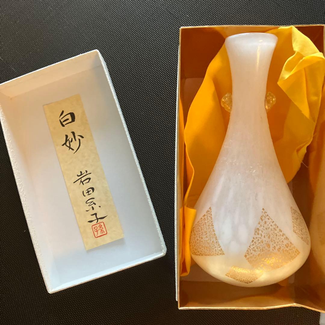岩田糸子作　白妙 女流ガラス作家の先駆け 装飾的な金色模様のホワイト花瓶