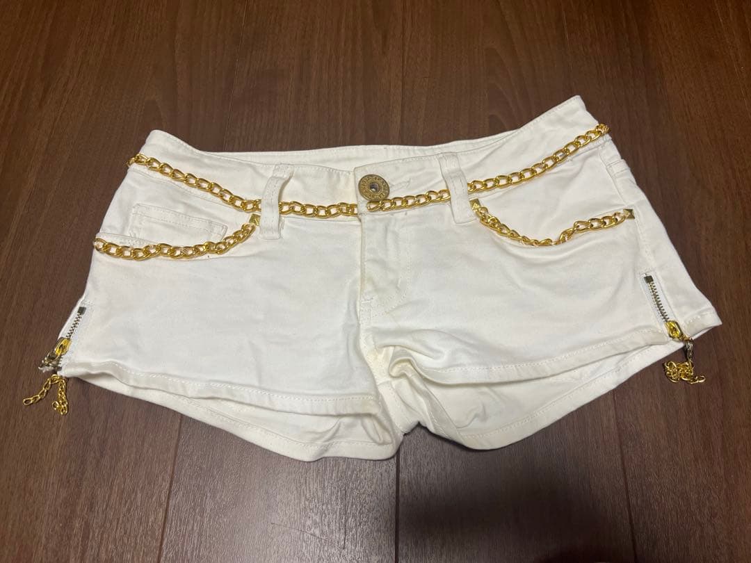 d.i.a. ショートパンツ ホワイト ゴールドチェーン装飾