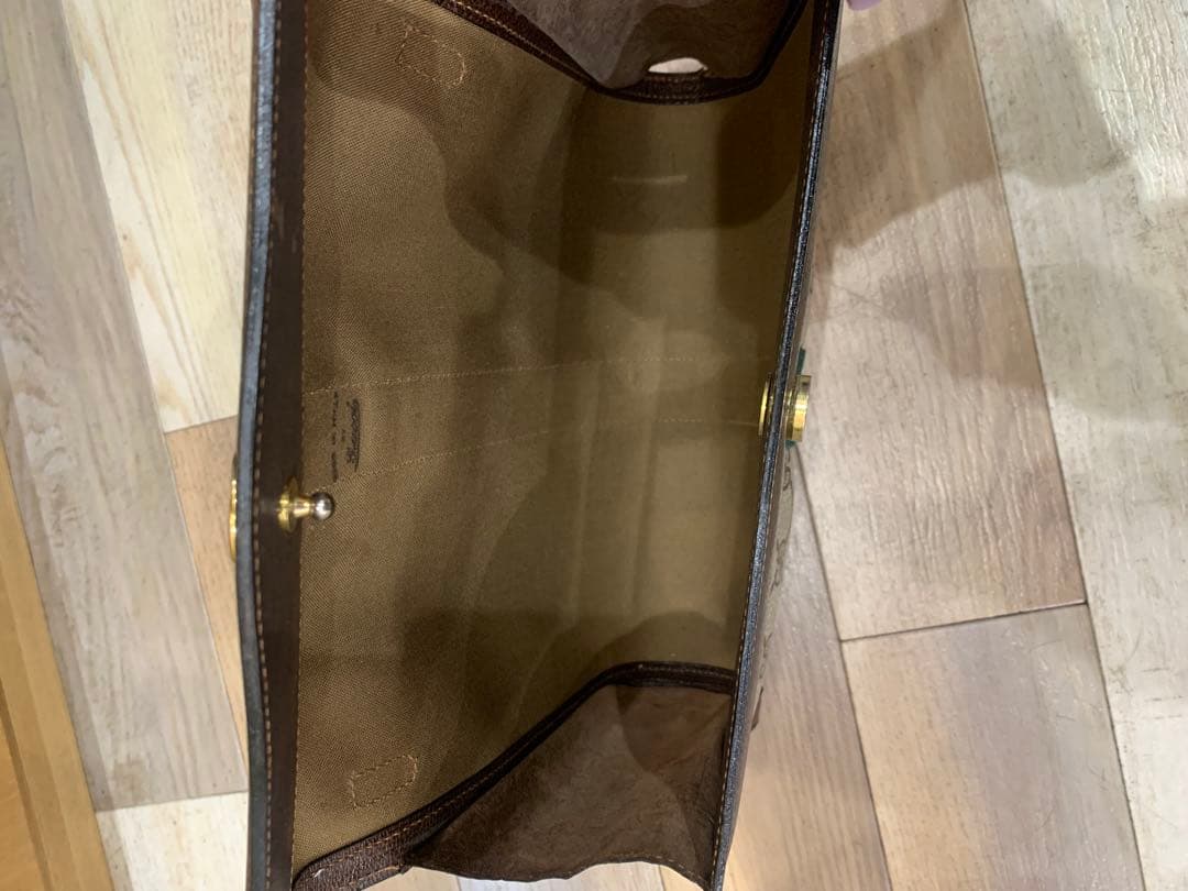 GUCCI GGキャンバス フラップクラッチバッグ