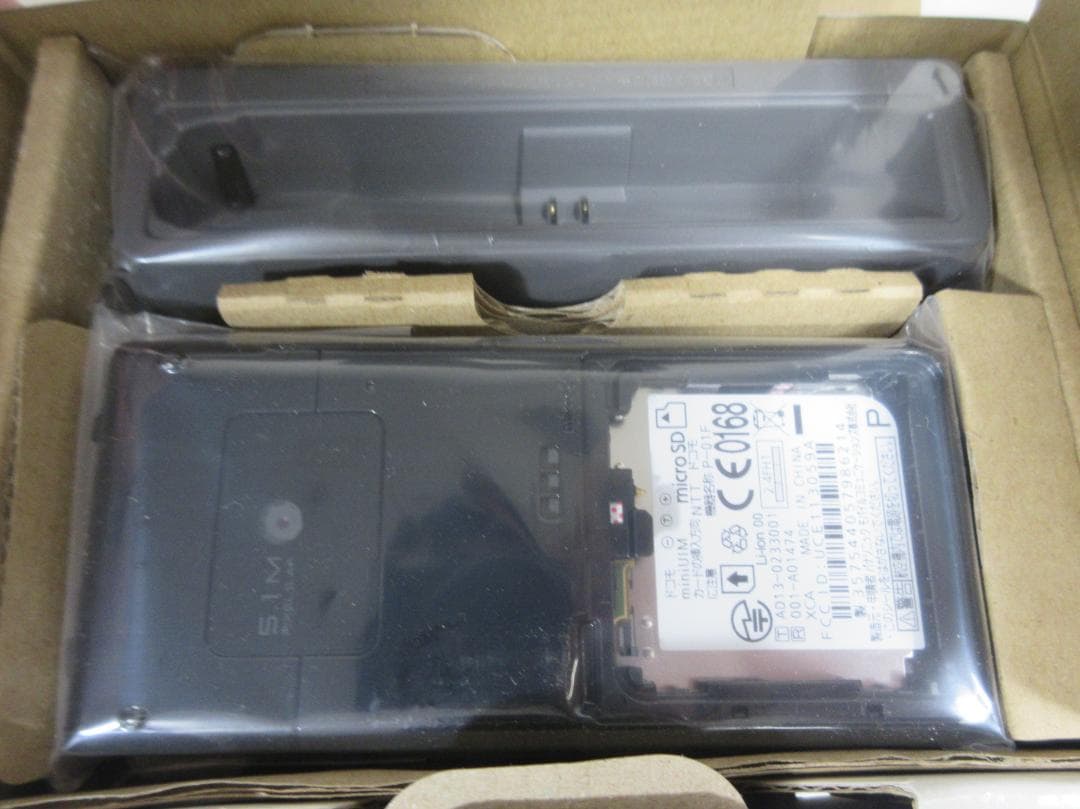 P-01F ブラック 本体と付属品 ③