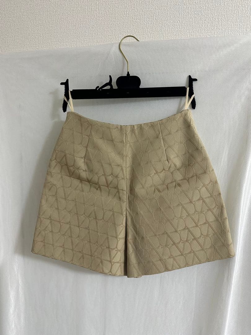 【大幅値下げ中】VALENTINO ベージュ ショートパンツ
