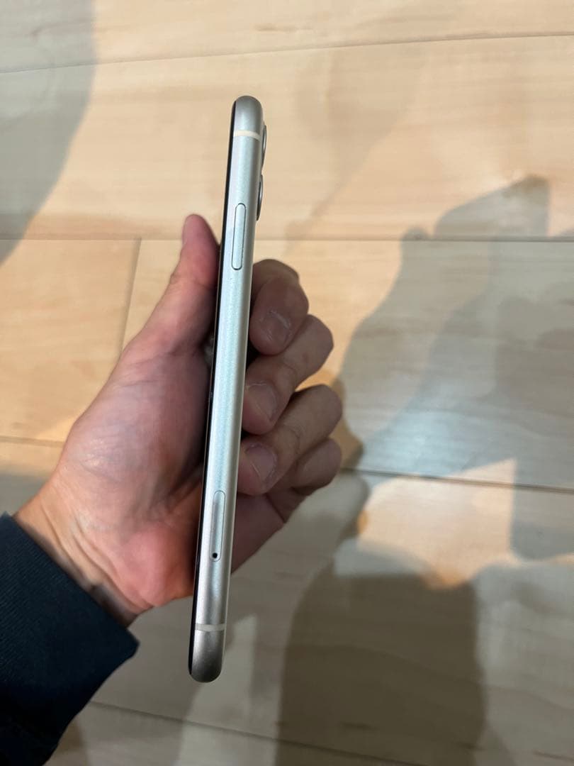 Apple iPhone 11 ホワイト 本体　SIMフリー