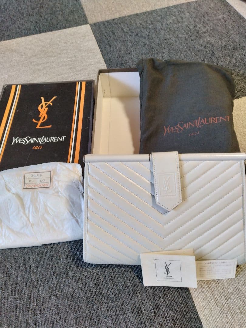 Yves Saint Laurent ホワイト クラッチバッグ