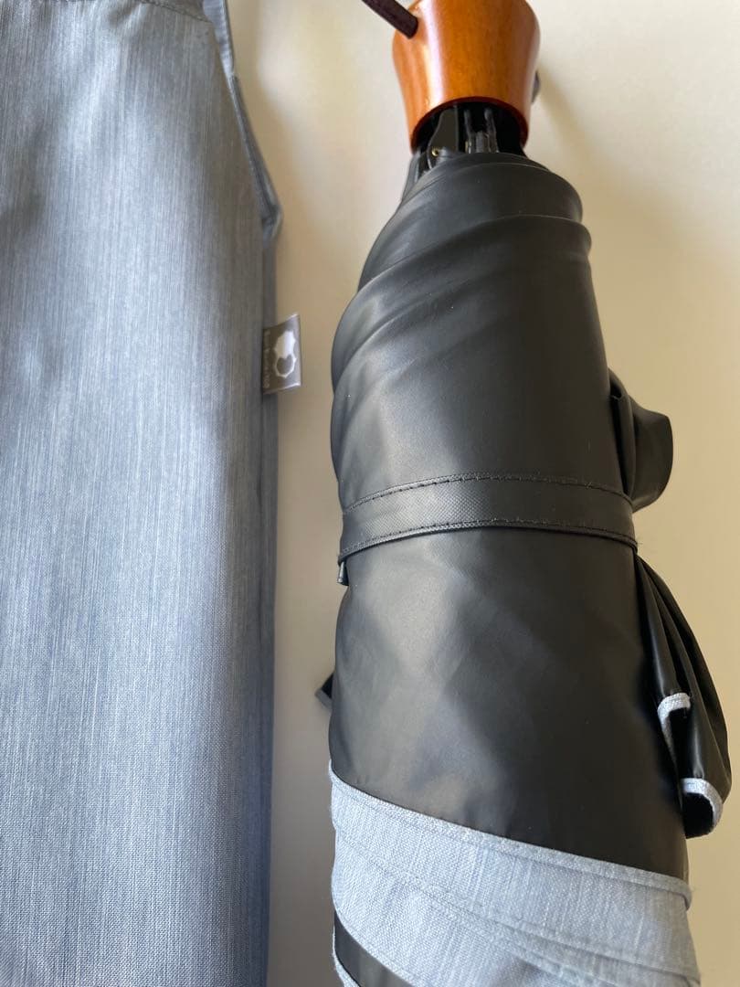 サンバリア100　3段折 / 折りたたみ日傘　水色　フロスト