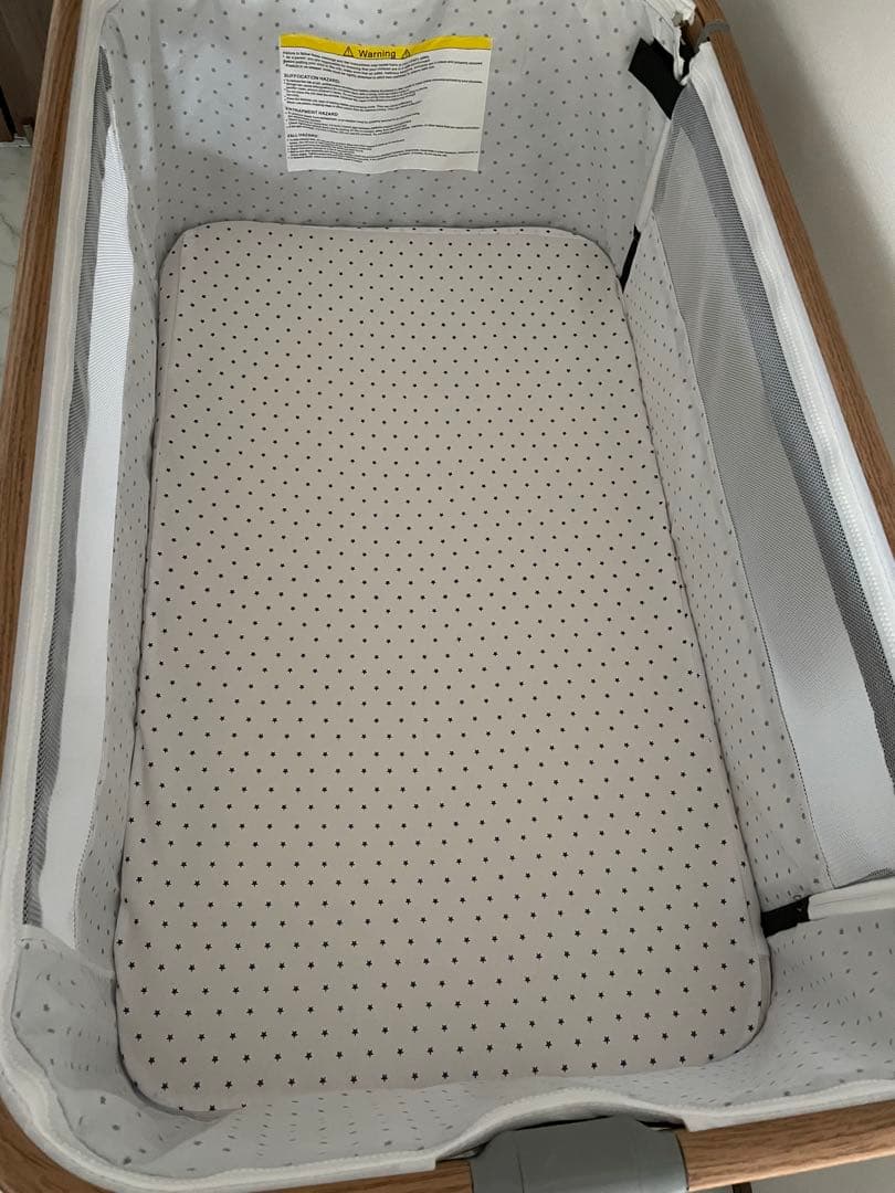 グレーのベビーベッド 高さ調整可能