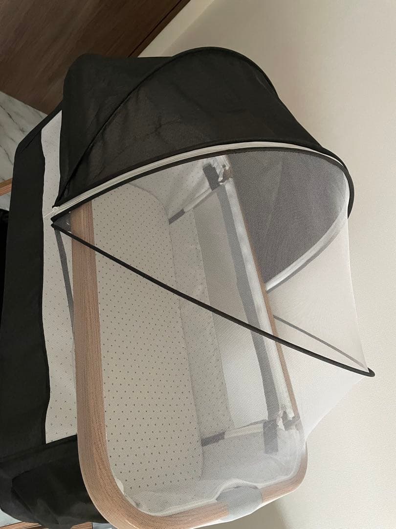 グレーのベビーベッド 高さ調整可能