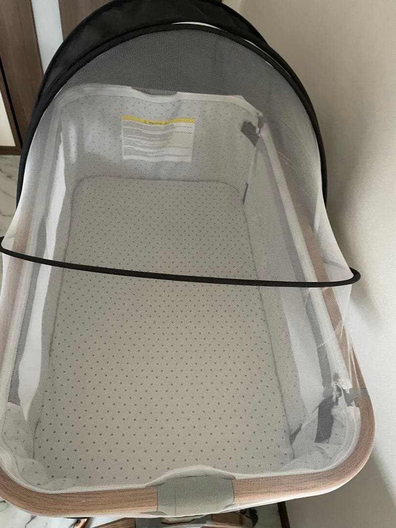 グレーのベビーベッド 高さ調整可能