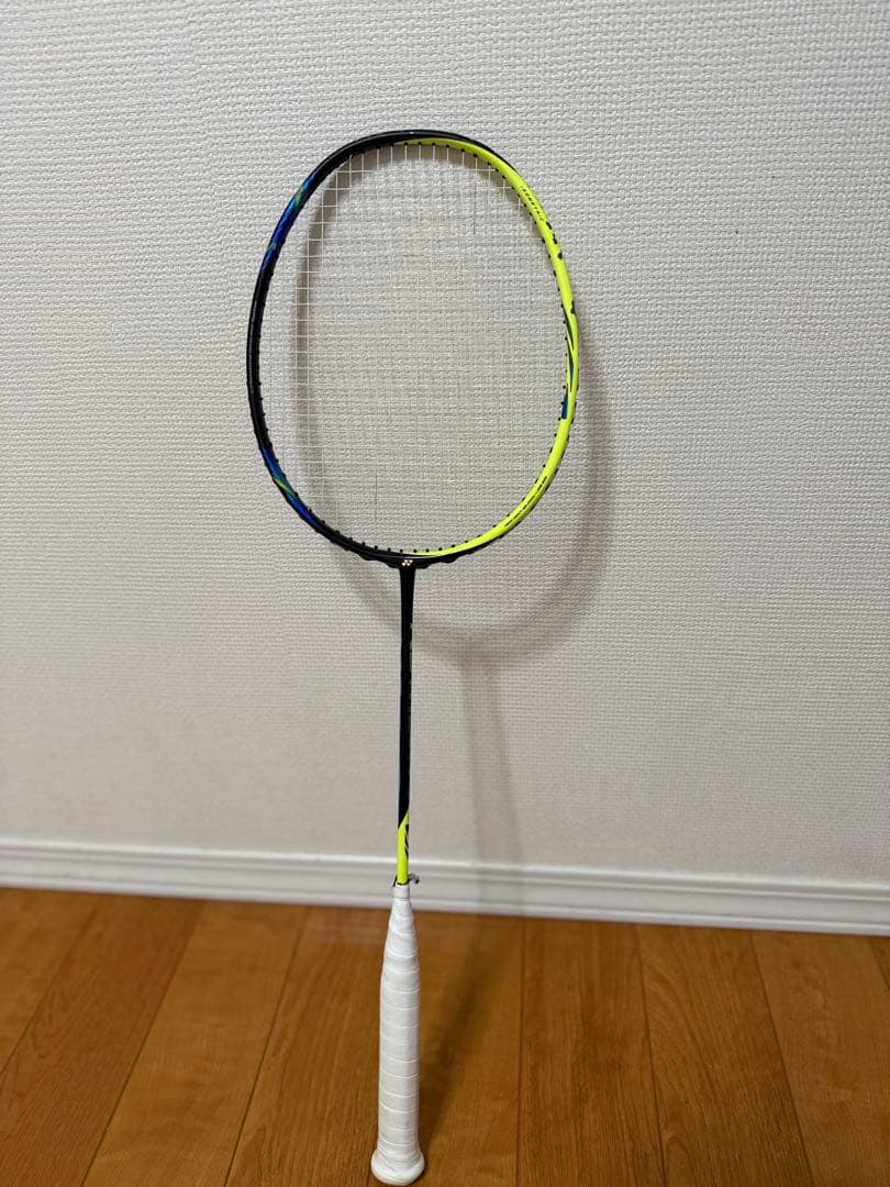 ヨネックス　アストロクス77バドミントンラケット ブラック/イエロー