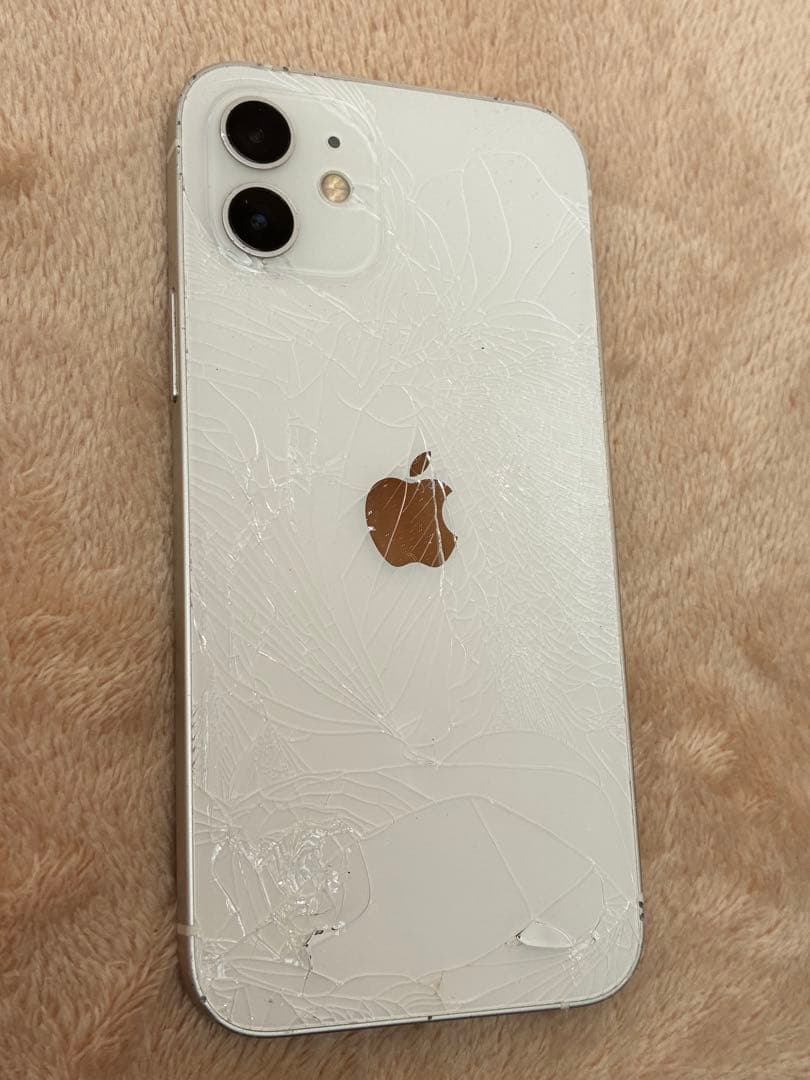 N*K様 Apple iPhone 12 ホワイト 本体　バッテリー79% 25