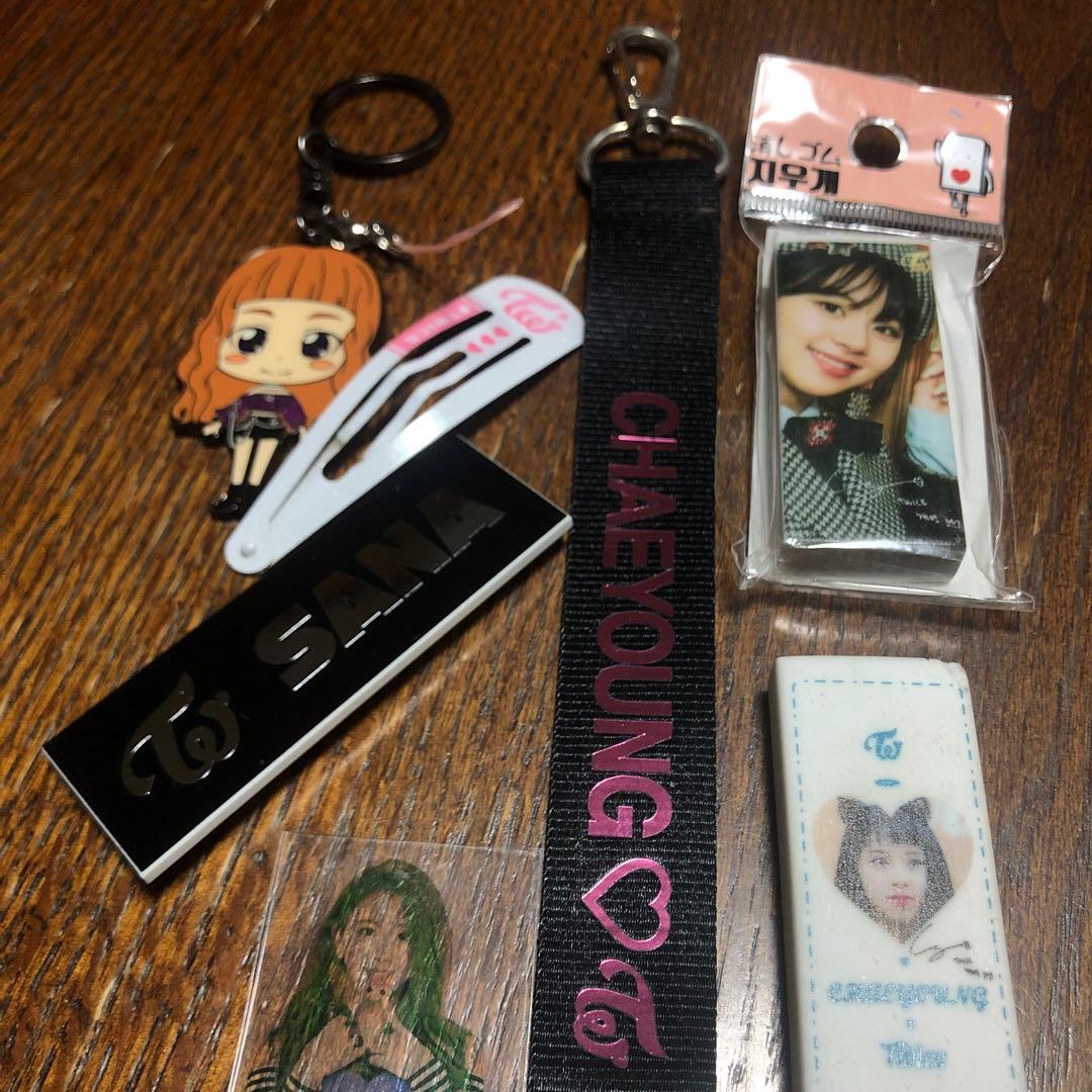 TWICE 缶バッジ・絆創膏・雑貨・カードいろいろまとめ売り