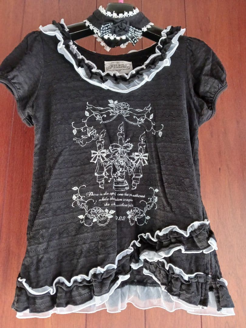FRILL ブラック 半袖Tシャツ