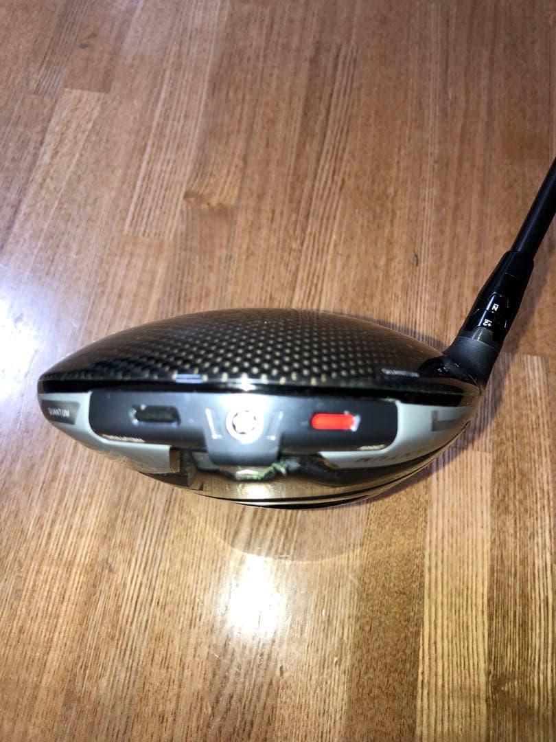 左）レフティ QUANTUM Max 10.5° ドライバー　Sフレックス