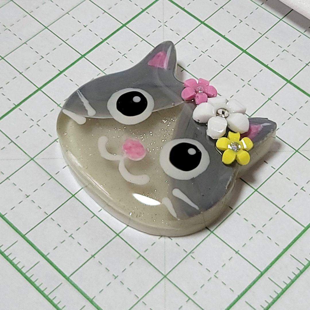 カヤ　　☪︎⋆☽様　猫　レジンヘアゴム　グレーハチワレ　お花飾り