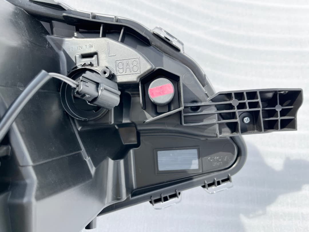 【FX500】トヨタ　ノア　純正　ZWR90W　ヘッドライト　左