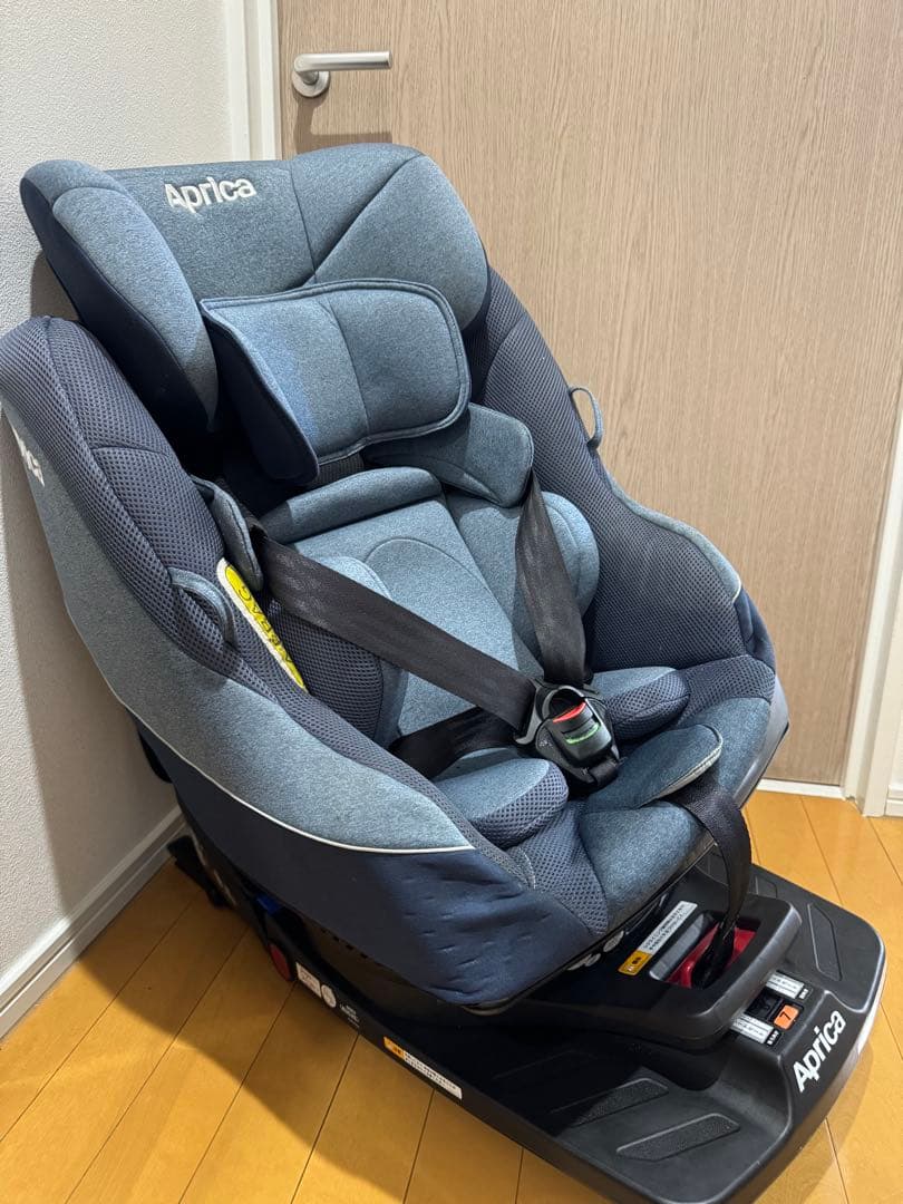 Aprica 車用チャイルドシート グレー　isofix