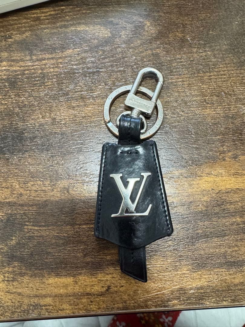 【美品】ルイヴィトン キーホルダー LV クロッシュ クレ キーリング 黒