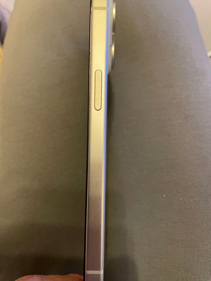 Apple iPhone 15 イエロー