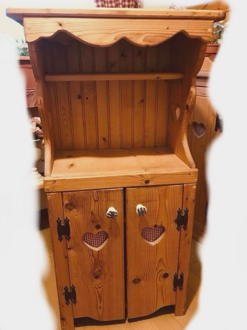 ハート型くり抜き穴のカントリーキャビネット