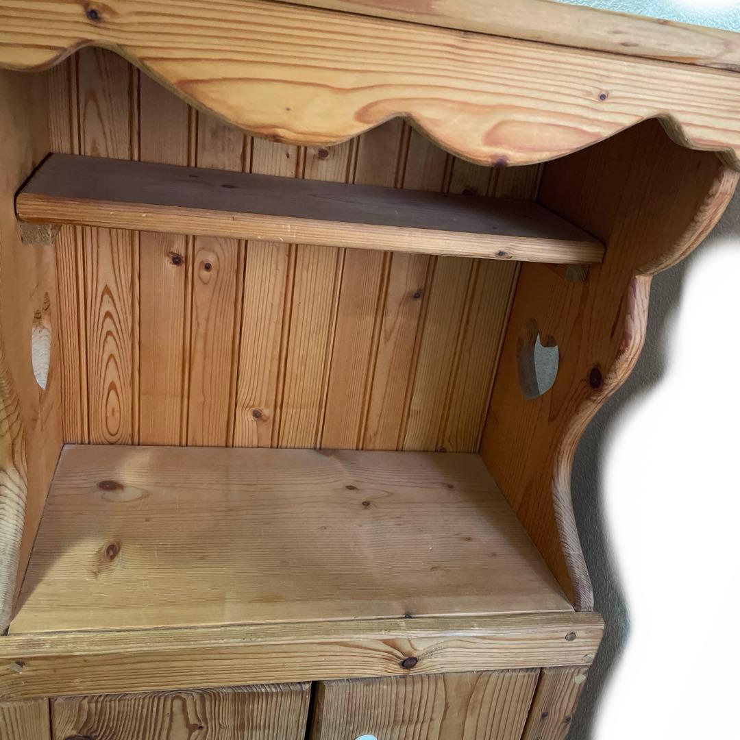 ハート型くり抜き穴のカントリーキャビネット