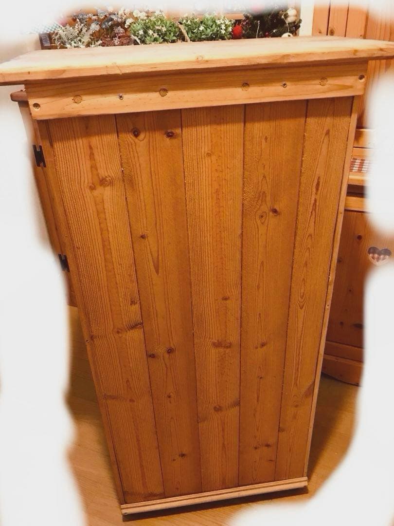 ハート型くり抜き穴のカントリーキャビネット