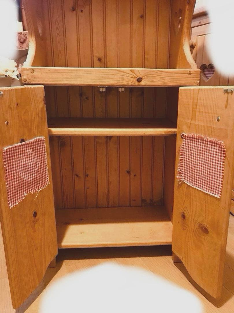 ハート型くり抜き穴のカントリーキャビネット