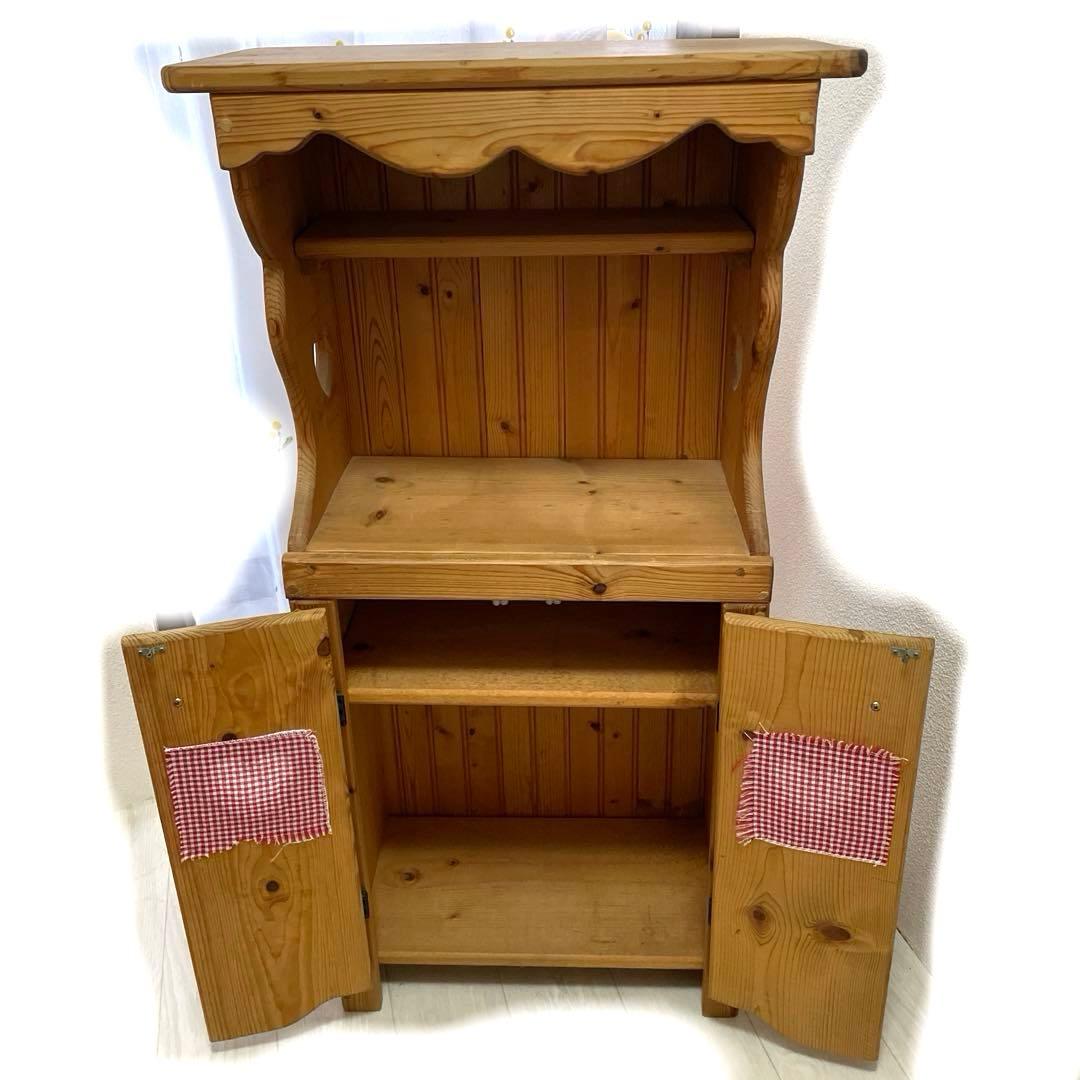 ハート型くり抜き穴のカントリーキャビネット