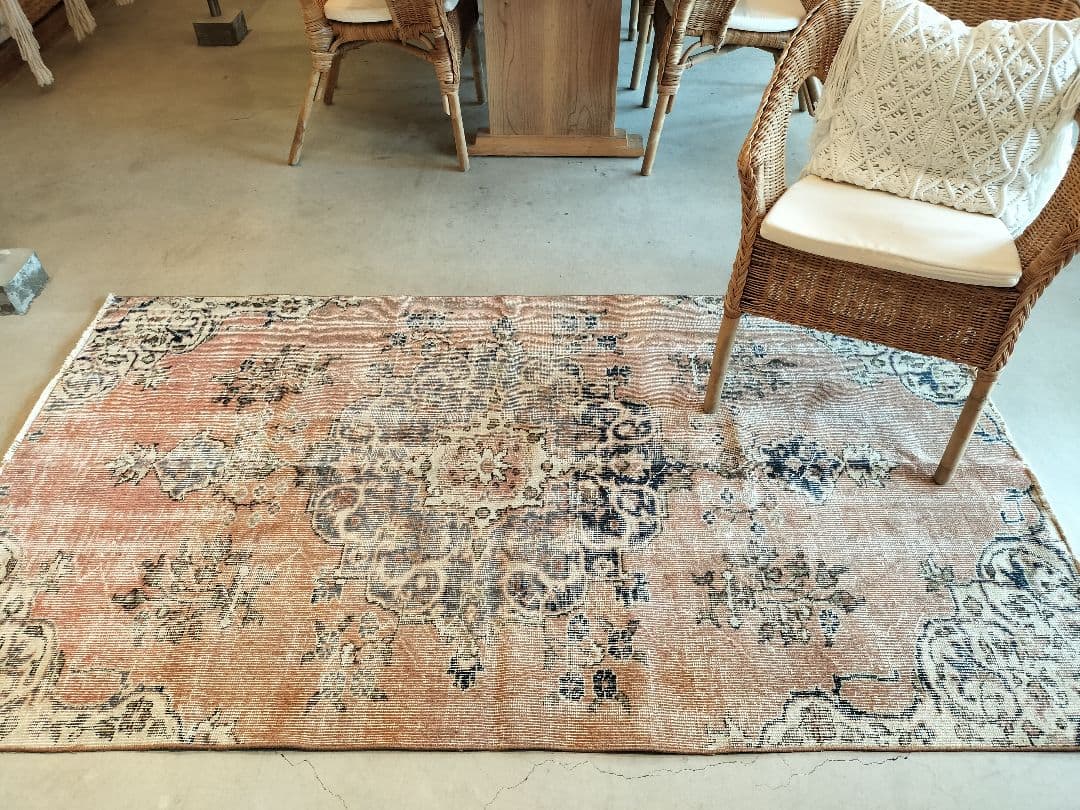 サーモンピンクとネイビーのメダリオンラグ　ヴィンテージトルコラグNo.661