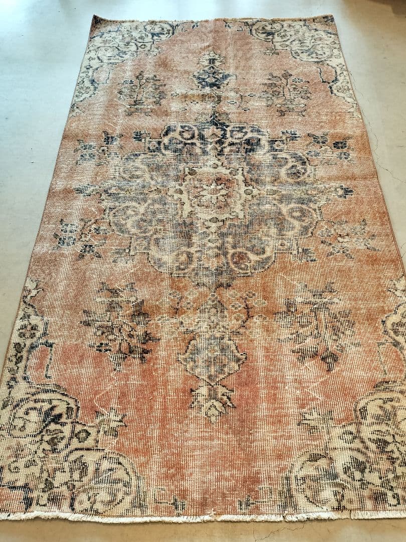 サーモンピンクとネイビーのメダリオンラグ　ヴィンテージトルコラグNo.661