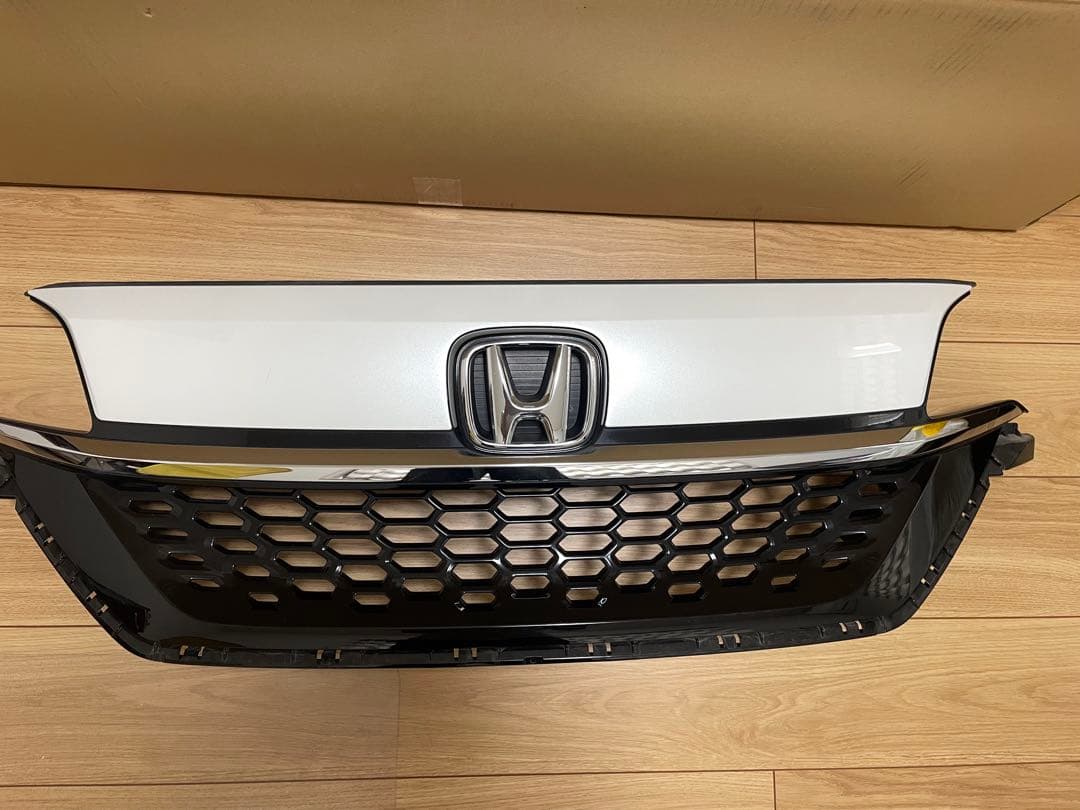ホンダ フリードグリル ホワイト/ブラック