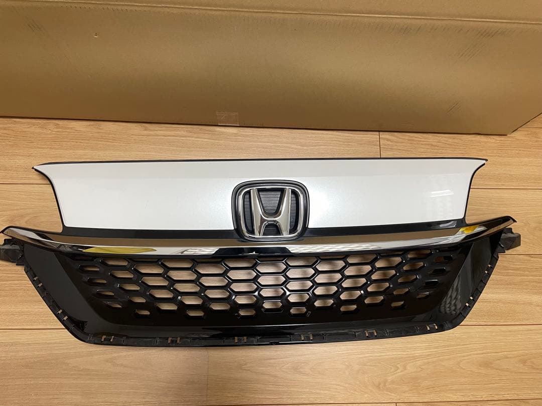 ホンダ フリードグリル ホワイト/ブラック