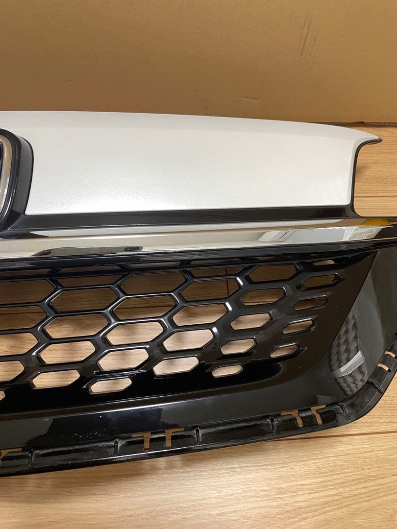 ホンダ フリードグリル ホワイト/ブラック