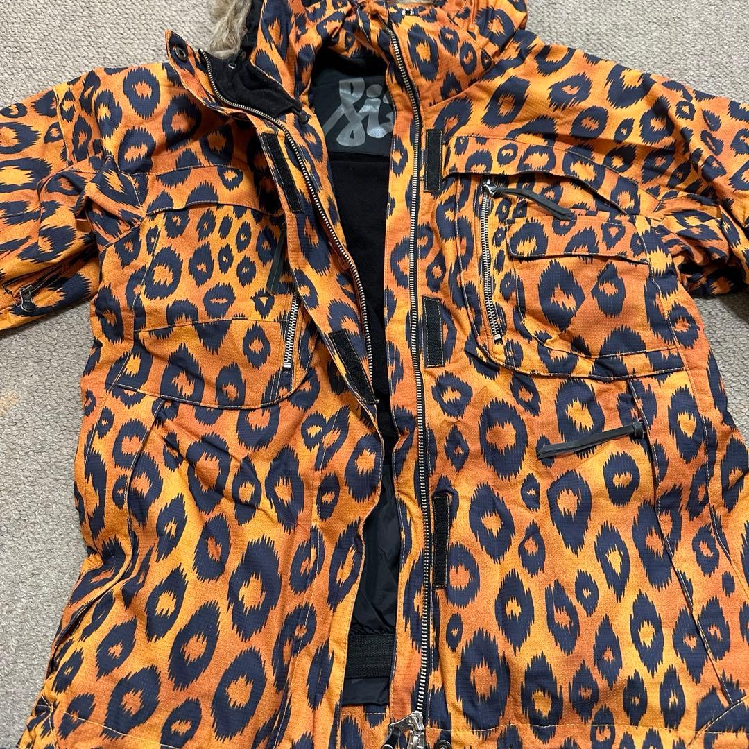 スノボ ウェアー ヒョウ柄フード付きジャケットとカーゴパンツセット おまけ付き