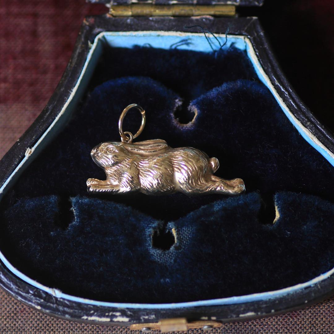 イギリスヴィンテージ　K9　うさぎチャーム/アンティークネックレスリングK18