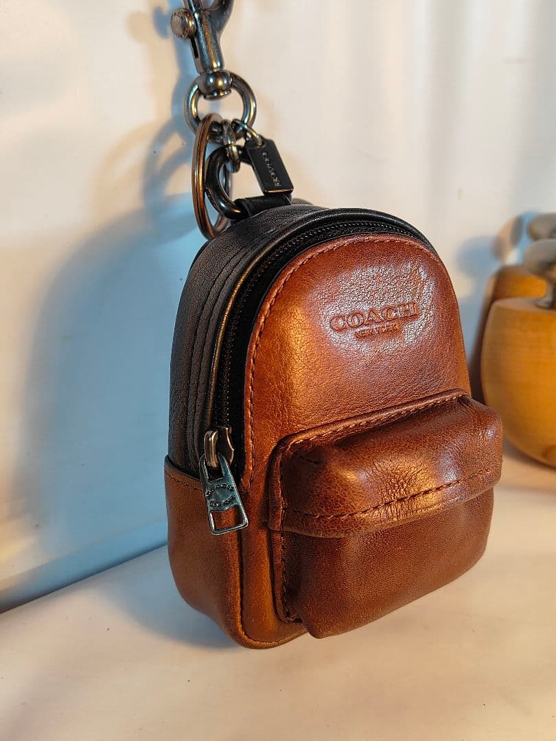 【極美品】COACH コーチ正規品　高級バックチャーム　本革ツートンキーホルダー