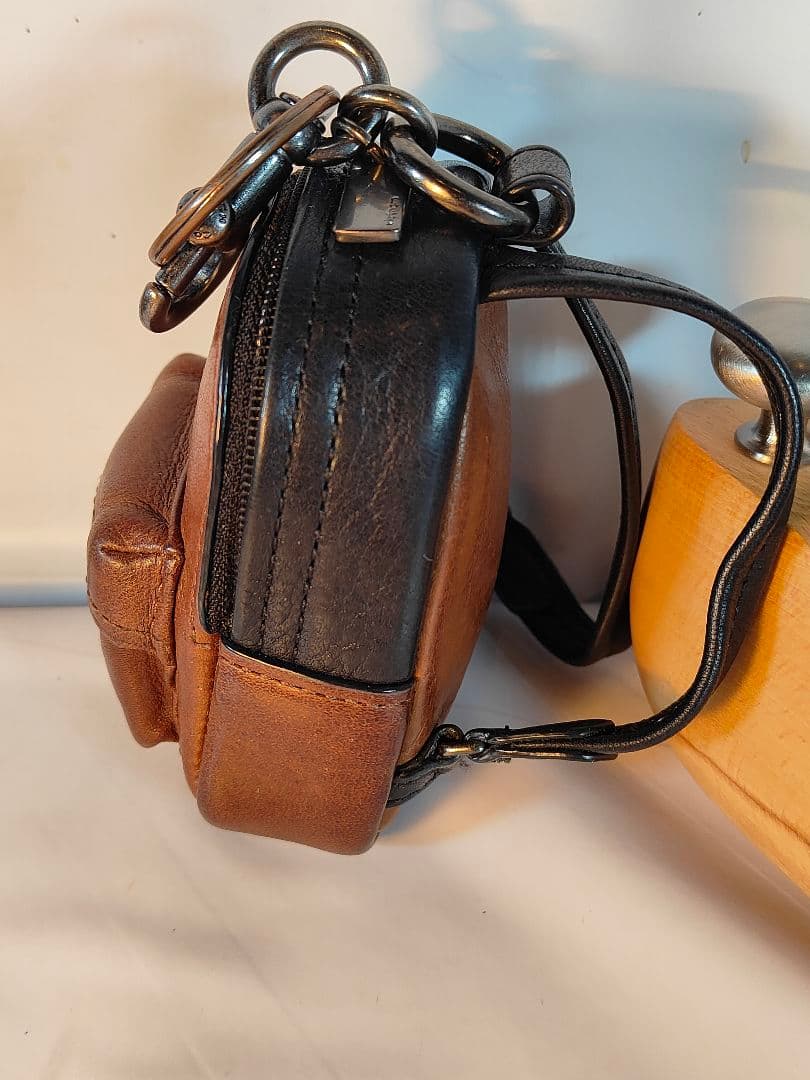 【極美品】COACH コーチ正規品　高級バックチャーム　本革ツートンキーホルダー