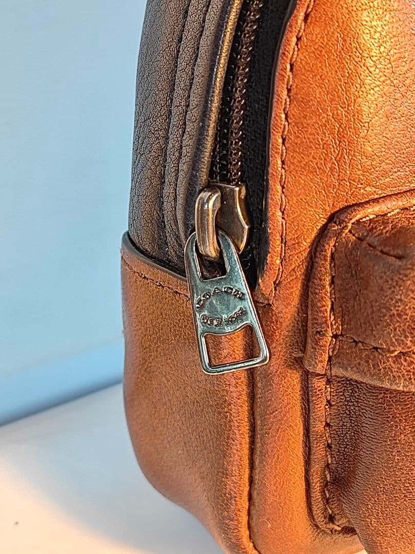 【極美品】COACH コーチ正規品　高級バックチャーム　本革ツートンキーホルダー