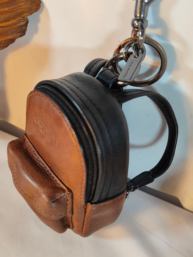 【極美品】COACH コーチ正規品　高級バックチャーム　本革ツートンキーホルダー
