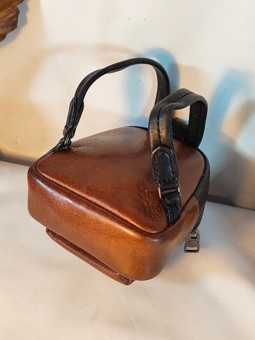 【極美品】COACH コーチ正規品　高級バックチャーム　本革ツートンキーホルダー