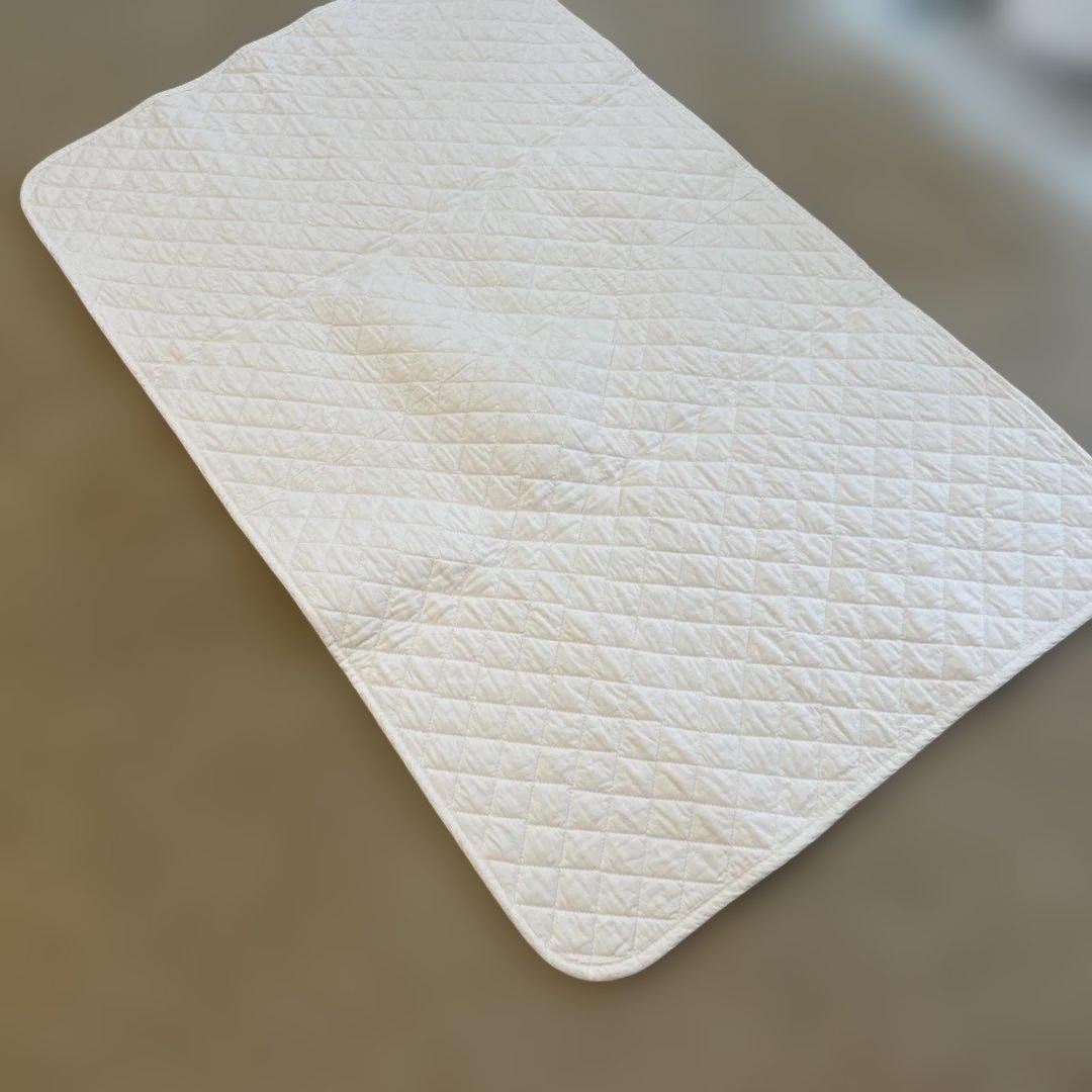 ベビーベッド組立式 マット、キルトパッド、掛布団とカバー、枕、ベビーガード付き