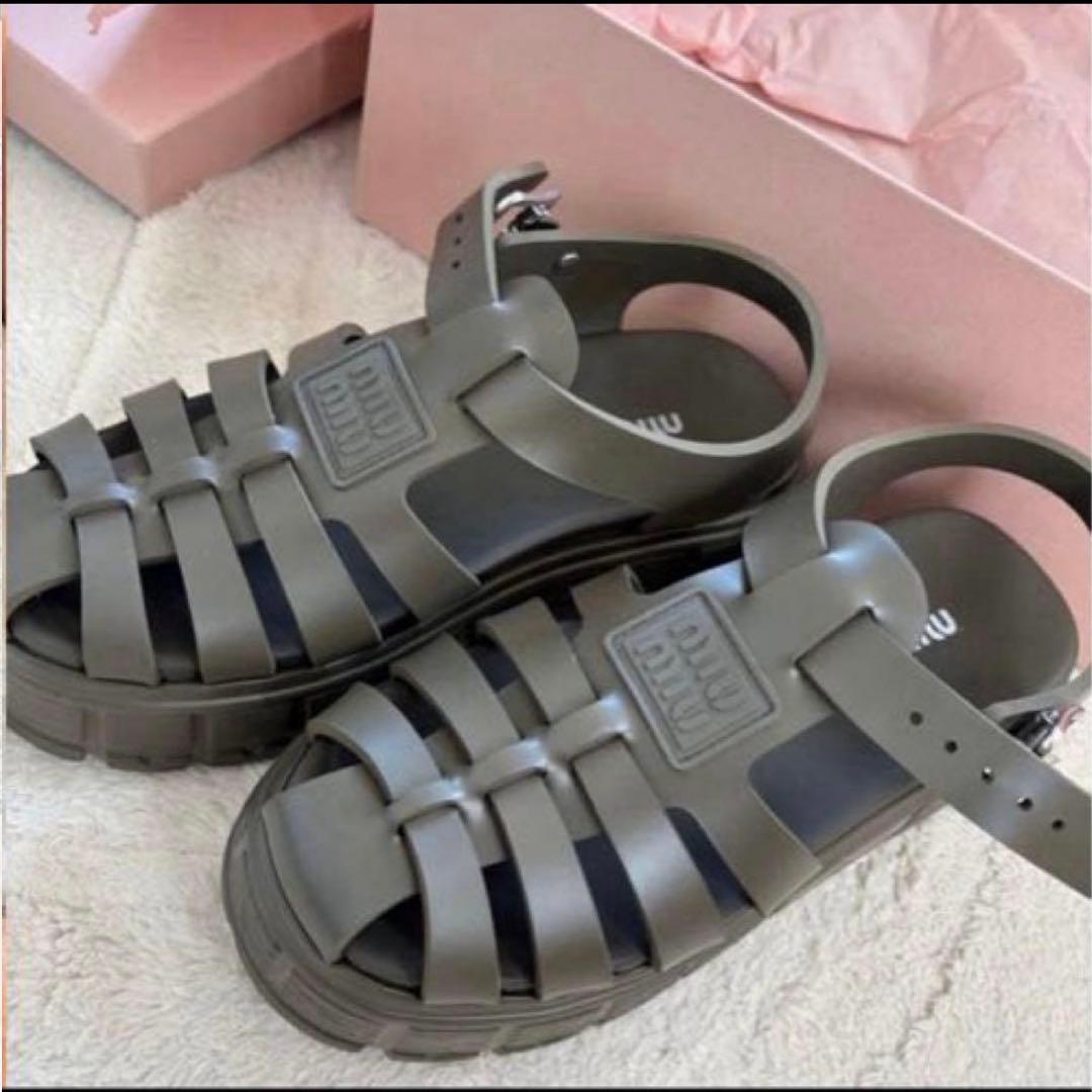 miumiuプラットフォームサンダル　グルカサンダル