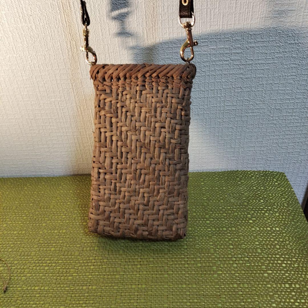 山葡萄網代編みスマホホルダー